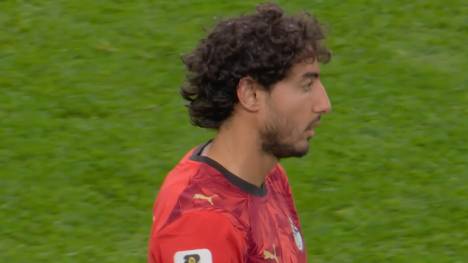 Ägyptens Mohamed Hany unterläuft im Sechzehntelfinale gegen Australien ein Eigentor, wodurch Australien der 1:1-Ausgleich gelingt. Das Kuriose: Es ist bereits sein zweites bei dieser WM. So viel Pech hatte in der WM-Geschichte bisher nur ein Spieler. Noch dazu ist es schon das 13. Eigentor im Turnier - so viele gab es noch nie bei einer WM.