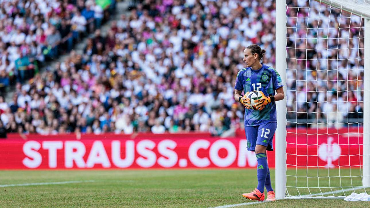Ann-Katrin Berger steht gegen Australien im Tor