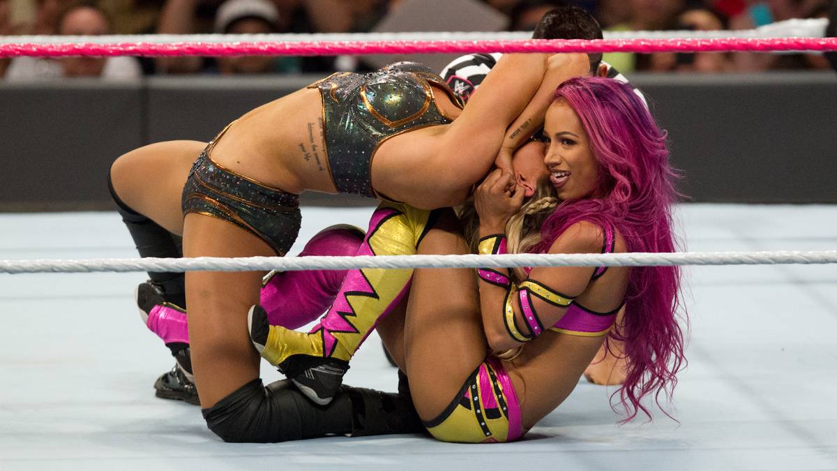 3. OKTOBER 2016 - Meilenstein für die "Women's Revolution"! Zwölf Jahre nach Trish vs. Lita bestreiten Sasha Banks (r.) und Charlotte Flair den Hauptkampf bei RAW. Die neue Frauen-Generation bei WWE spielt sich mehr und mehr in den Vordergrund
