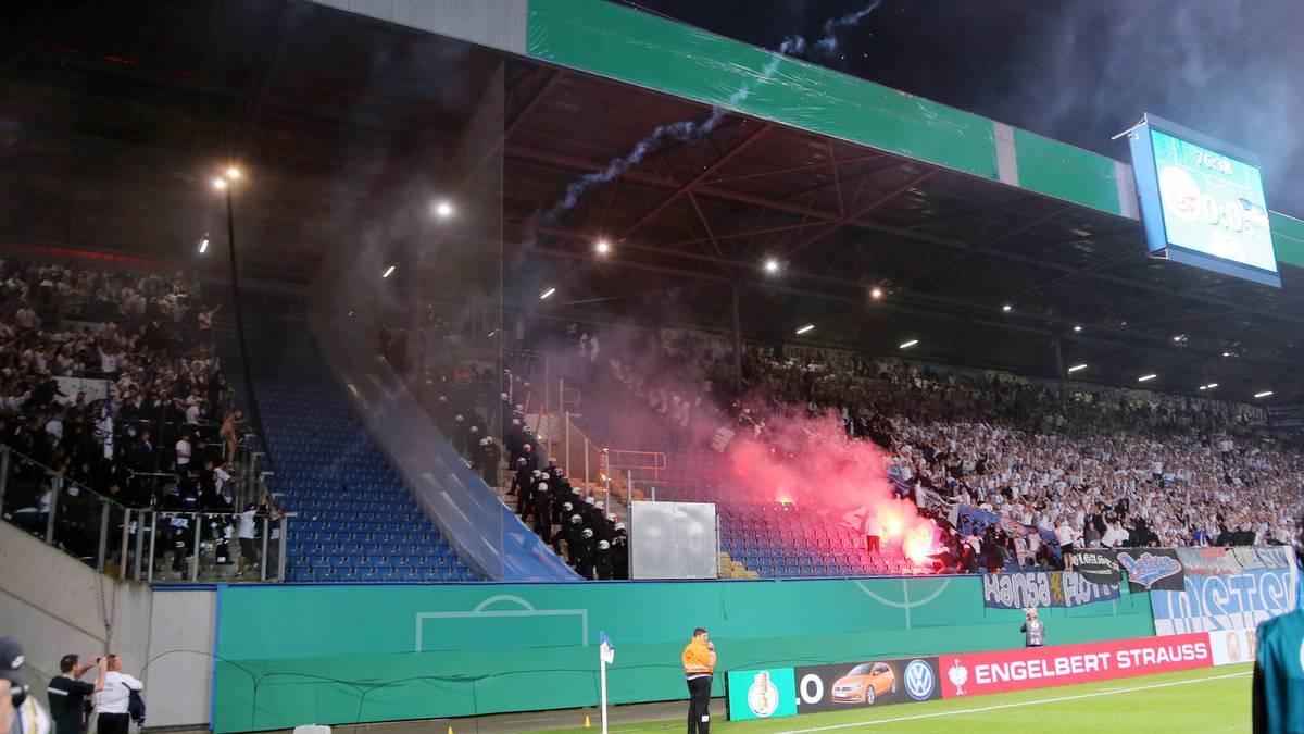 Eine solche Eskalation war im Vorfeld befürchtet worden. Die berüchtigten Gruppierungen der Vereine sind verfeindet. Die Partie war als Hochsicherheitsspiel eingestuft worden