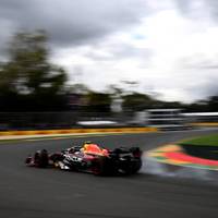 Red-Bull-Pilot Max Verstappen sichert die Pole-Position vor dem Großen Preis von Australien. Sein Teamkollege Sergio Pérez scheidet früh aus. Mercedes zeigt sich überraschend stark. 