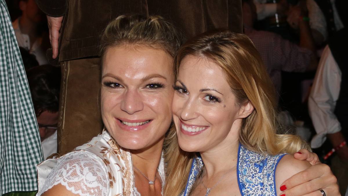 Ex-Skirennfahrerin Maria Höfl-Riesch (l.) schmiegt sich an Moderatorin Andrea Kaiser