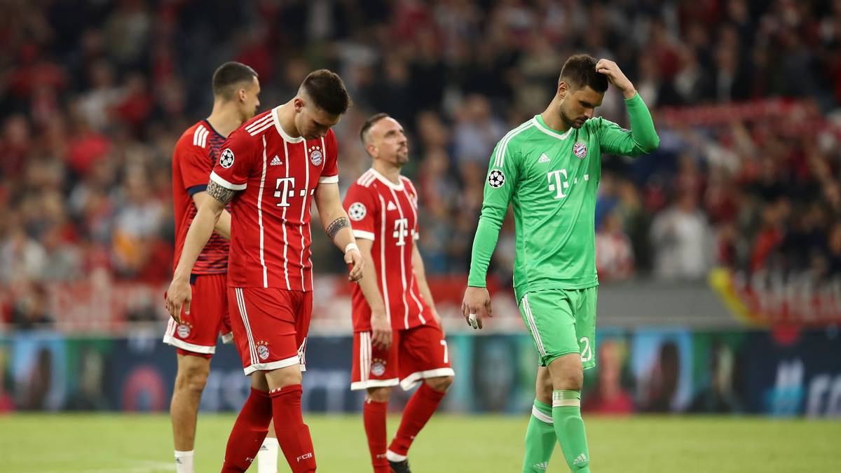 La Repubblica: "Ein unglaubliches Geschenk Ulreichs an Real und ein Doppelpack Benzemas versenkt den FC Bayern am Ende eines harten Duells, das bis zuletzt offen bleibt. Bayern protestiert gegen den Schiedsrichter, der ein Handspiel von Marcelo übersah"