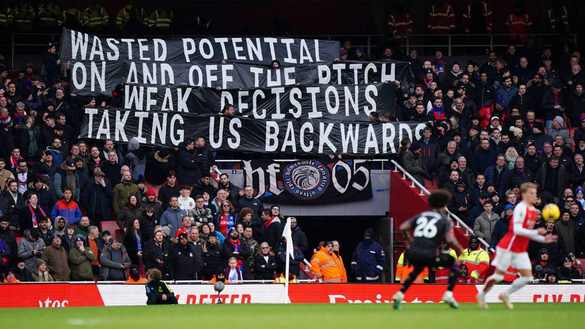 Fans vom Crystal Palace mit einem Protest gegen die Klubführung