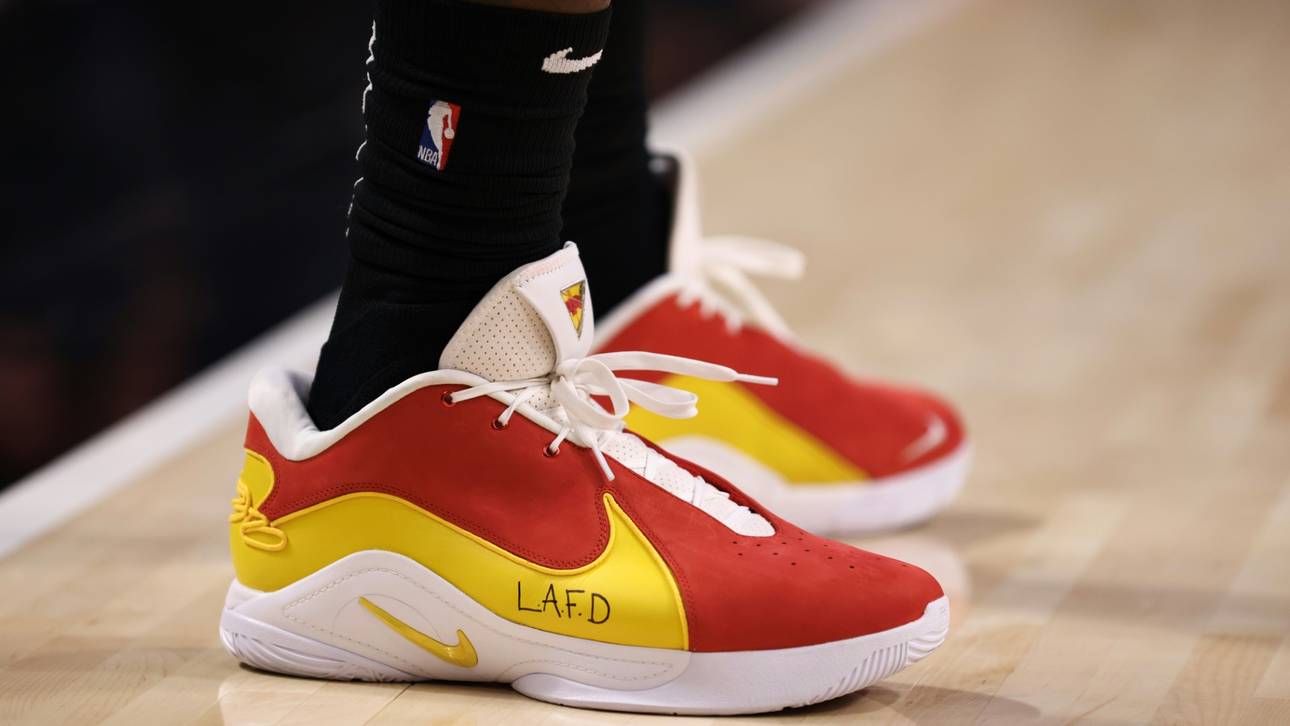 LeBron James schrieb "LAFD" auf seine Schuhe