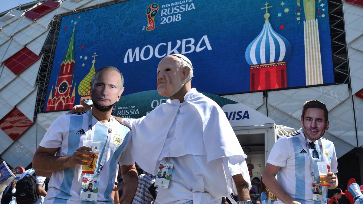 Die Fans der Argentinier hoffen auf Beistand von mehreren Seiten. Sowohl Russlands Präsident Putin als auch Papst Franziskus sollen Glück bringen. Das Konterfei von Superstar Lionel Messi ist sowieso allgegenwärtig