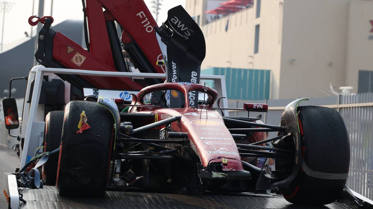 Der kaputte Ferrari von Lewis Hamilton wird abgeschleppt