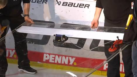 Kuriose Szenen im Duell zwischen Mannheim und Ingolstadt: Plötzlich steht das Spiel auf der Kippe, denn eine Glasscheibe hinter dem Tor ist kaputt.