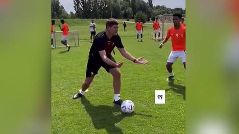 Nach seinem Amtsantritt in Saudi-Arabien hakt es bei Liverpool-Legende Steven Gerrard noch etwas, der neue Coach wird im Training nicht verstanden.