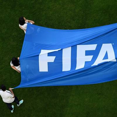Die Disziplinarkommission des Fußball-Weltverbands FIFA verhängt Geldstrafen gegen die Verbände Serbiens und Kroatiens .
