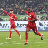 Der VfB Stuttgart schließt mit einem Auswärtssieg beim VfL Wolfsburg zum deutschen Rekordmeister auf. Serhou Guirassy brilliert dabei erneut.