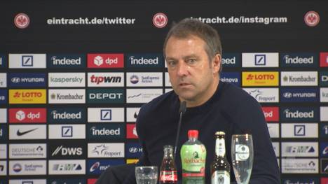 Der FC Bayern muss gegen Eintracht Frankfurt eine bittere Niederlage einstecken. Hansi Flick bemängelt den Rasen im Deutsche Bank Park.