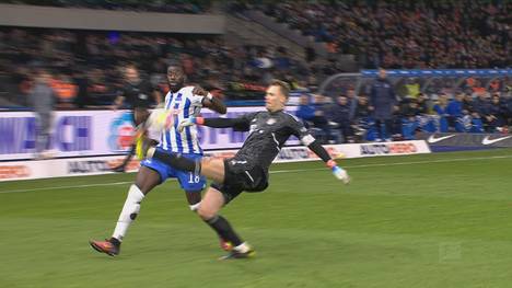 Manuel Neuer hat nach knapp einem Monat Pause sein Comeback gegeben. Gegen Hertha BSC kassierte er zwar zwei Gegentore, zeigte aber dennoch eine starke Leistung.