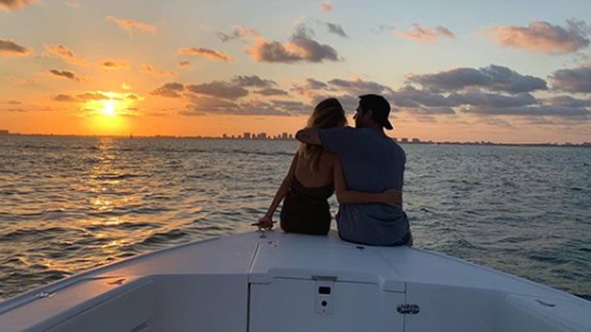 Álvaro Morata vom spanischen Vize-Meister Atlético Madrid verbringt seinen Urlaub gerne ruhig und familiär. Mit Ehefrau Alice Campello genießt Morata die Zweisamkeit beim Sonnenuntergang auf der Yacht am Meer