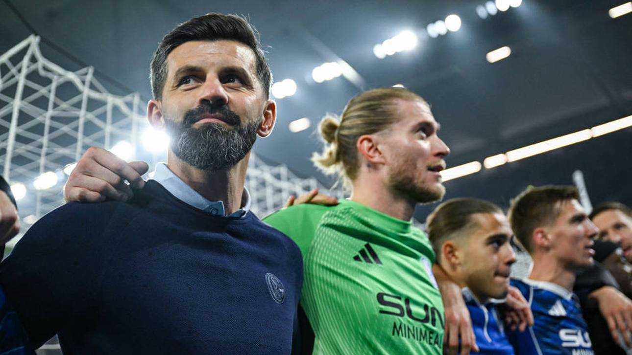 Trainer Miron Muslic zusammen mit Torwart Loris Karius vor der Schalker Nordkurve