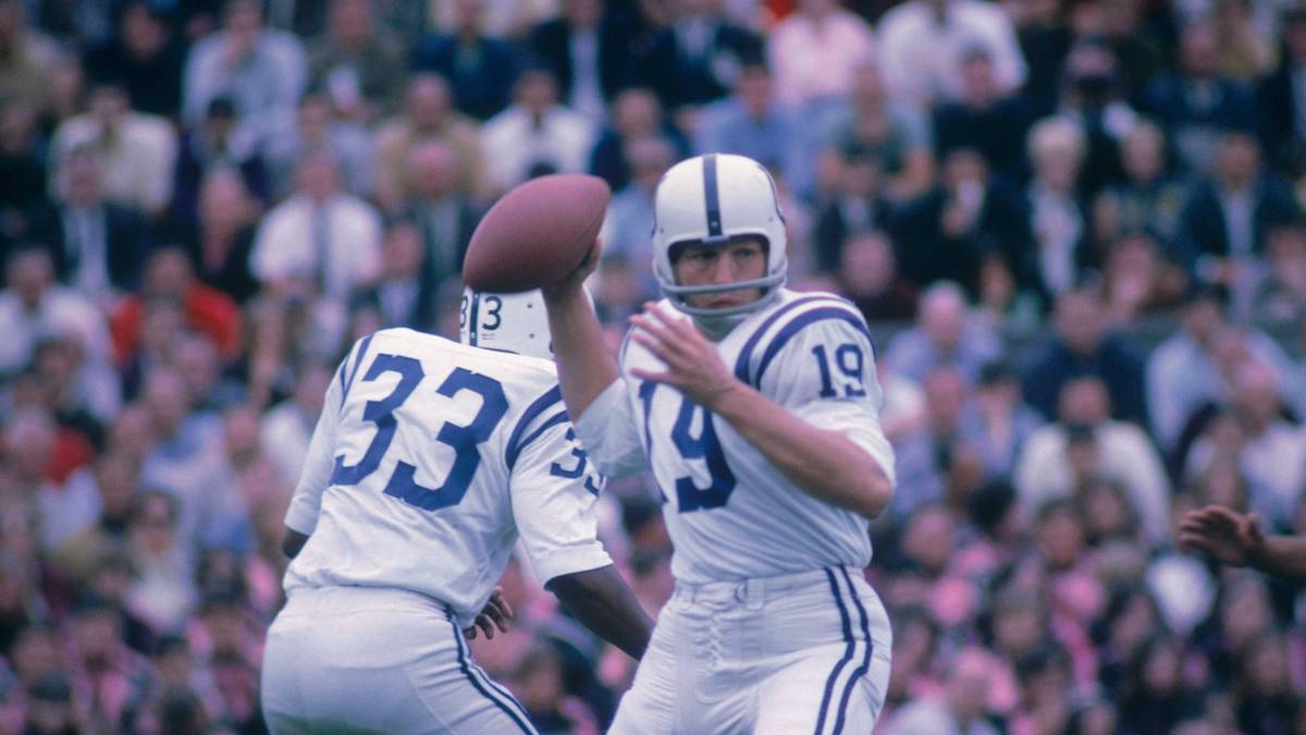 PLATZ 8 - JOHNNY UNITAS: Wie auch Tom Brady wird Unitas erst extrem spät im Draft gewählt (9. Runde). Das hält den Star der 60er Jahre aber nicht davon ab, in 47 aufeinanderfolgenden Spielen mindestens einen Touchdown-Pass zu werfen. Ein Rekord, der bis 2012 nicht gebrochen wird