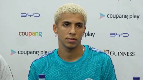 Lange wurde Rodri mit Real Madrid in Verbindung gebracht, nun scheint aber der FC Barcelona Favorit für eine mögliche Verpflichtung zu sein. Noch-Teamkollege Rico Lewis äußert sich nun zu den Spekulationen um den Spanier.