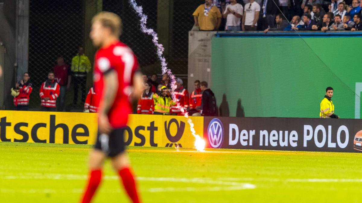 Die Sicherheit der Spieler war schlicht in Gefahr, da auch Raketen auf dem Spielfeld landeten