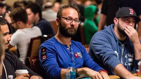 Daniel Negreanu (M.) gewann schon über 30 Millionen Dollar bei Live-Turnieren