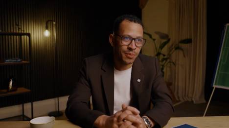 Liam Rosenior tritt das Amt des Cheftrainers beim FC Chelsea an. Der 41-Jährige ist sich seiner Aufgabe bewusst, geht aber mit viel Vorfreude an seinen neuen Posten.