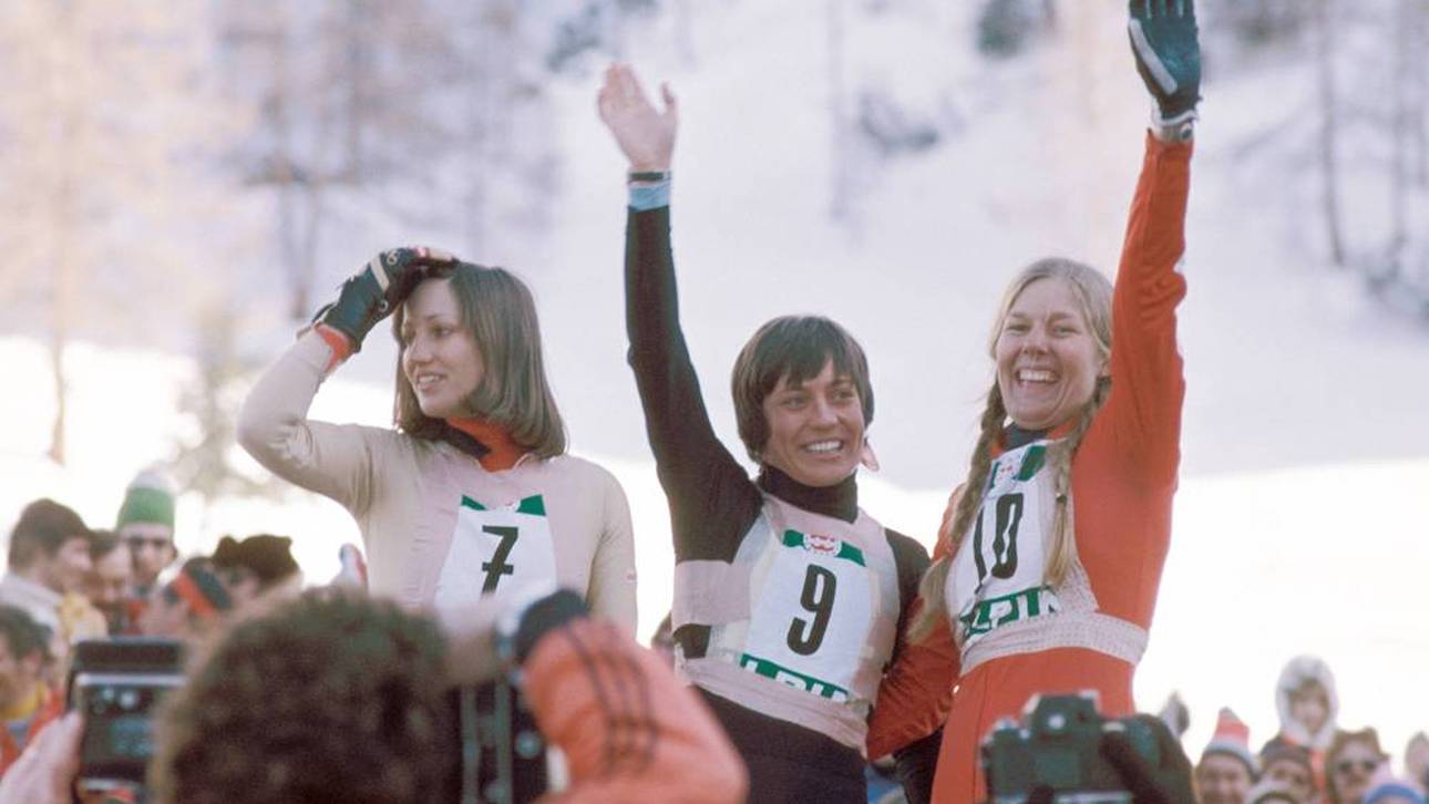 Rosi Mittermaier (m.) nach ihrem Olympiasieg 1976