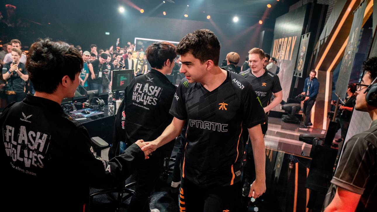 Die Spieler von Fnatic klatschen mit den Gegner von Flash Wolves ab