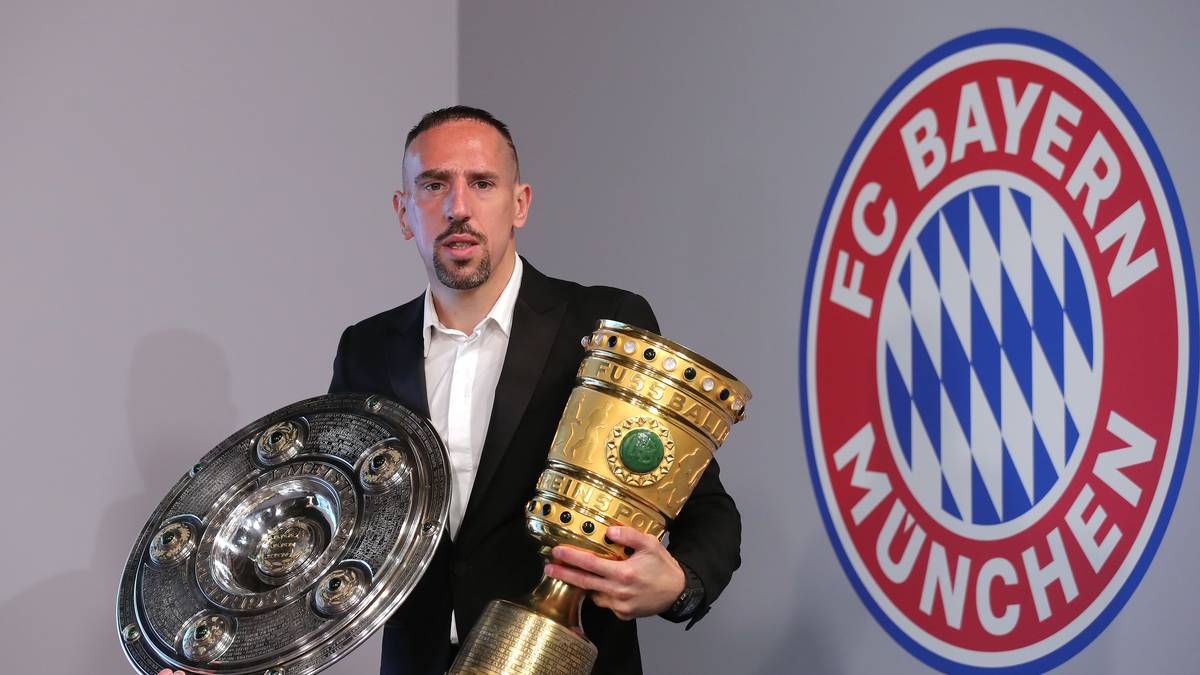 LA STAMPA: Ribéry lässt die Fiorentina träumen. Seine Ankunft in Florenz hat die Begeisterung geweckt: Gestern Morgen um 11 Uhr auf dem Flughafen von Peretola gelandet, wurde der Franzose von mehr als dreihundert Fans, die überschwänglich feierten und…
