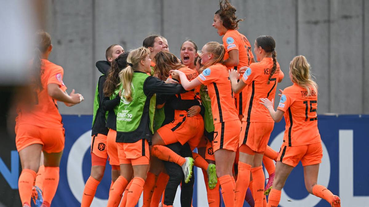 Die niederländische Jubeltraube nach dem entscheidenen 3:1-Treffer von Rosa van Gool