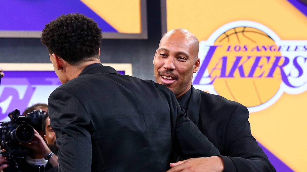 Im NBA-Draft 2017 schaffte es mit Lonzo (21) der erste Ball-Sprössling in die beste Liga der Welt. Wochenlang hatte Großmaul-Vater LaVar im Vorfeld getönt, dass nur die Lakers als erstes Team für Lonzo in Frage kommen würden
