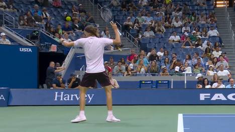 Alexander Zverev steht im Achtelfinale der US Open. Bei seinem klaren Dreisatz-Sieg gegen Alejandro Tabilo brennen dem Deutschen im dritten Satz aber dennoch kurz die Sicherungen durch und sein Schläger landet in der Bande.