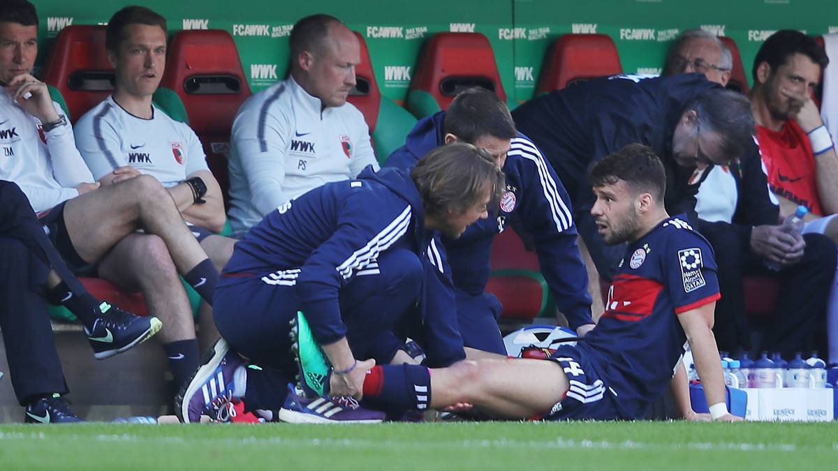 Augsburg geht gleich rustikal zu Werke - das bekommt auch Bayerns Juan Bernat zu spüren