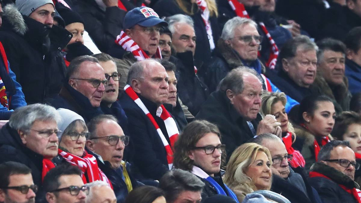Währenddessen gefällt Uli Hoeneß (Mitte) gar nicht, was er unten auf dem Feld sieht. Der Blick des Bayern-Präsidenten wirkt, als wolle er in der Halbzeit in die Kabine stürmen und eine Brandrede halten