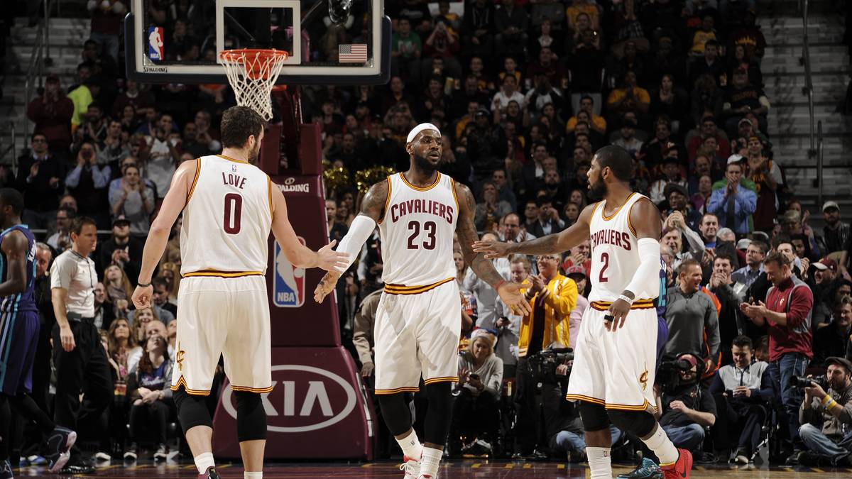 LEBRON JAMES (Cleveland Cavaliers): Der Güterzug auf zwei Beinen untermauert in den NBA-Finals gegen die Golden State Warriors nochmals seinen Status als bester Basketballer der Welt. 35,8 Punkte, 13,3 Rebounds und 8,8 Assists legt "The Chosen One" auf, kann die Niederlage gegen Stephen Curry und Co. aber nicht verhindern. Mit Kyrie Irving (r.) und Kevin Love (l.) hat der 30-Jährige bei den Cavs hochkarätige Co-Stars an seiner Seite, an die er langsam das Zepter übergeben will