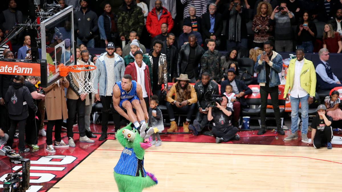 Dieser lieferte sich im vergangenen Jahr ein episches Duell im vergangenen Jahr mit Zach LaVine. Gordons Dunk über Team-Maskottchen Stuff damals ist für viele Experten einer der besten aller Zeiten. SPORT1 zeigt die besten Bilder des Slam Dunk Contests 2017