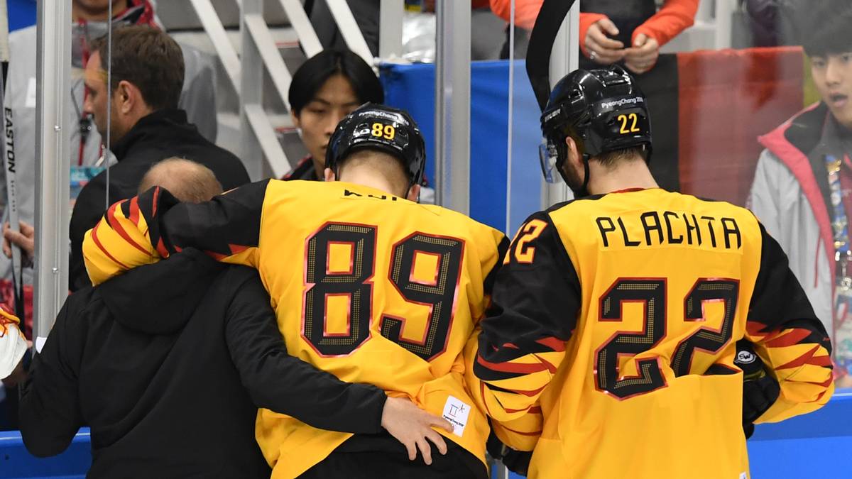 Wolf muss in die Kabine und wird behandelt. Doch der Teufelskerl kehrt später aufs Eis zurück und kann auch im Finale mitwirken