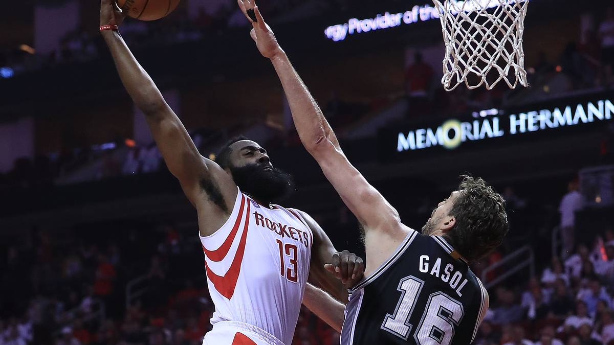 FIRST TEAM - JAMES HARDEN (Guard, Houston Rockets - 500 Punkte): Als einziger Akteur wird der Rockets-Profi einstimmig ins All-NBA First-Team gewählt. Nach durchschnittlich 29,1 Punkten und 11,2 Assists ist es Hardens dritte Ernennung ins erste Team in den letzten vier Jahren