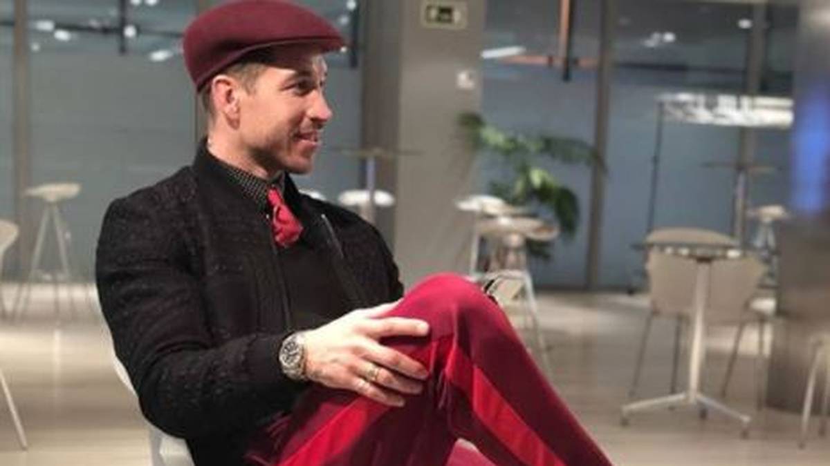 Bordeauxrote Baskenmütze, dunkler Sakko, bordeauxrote Hose, dunkle Schuhe - und dazu einen Blumen-Löwen-Rucksack. Der Spanier erscheint vor Reals Heimspiel gegen San Sebastian in diesem gewagten, aber farblich einwandfrei abgestimmten Outfit im Estadio Santiago Bernabeu