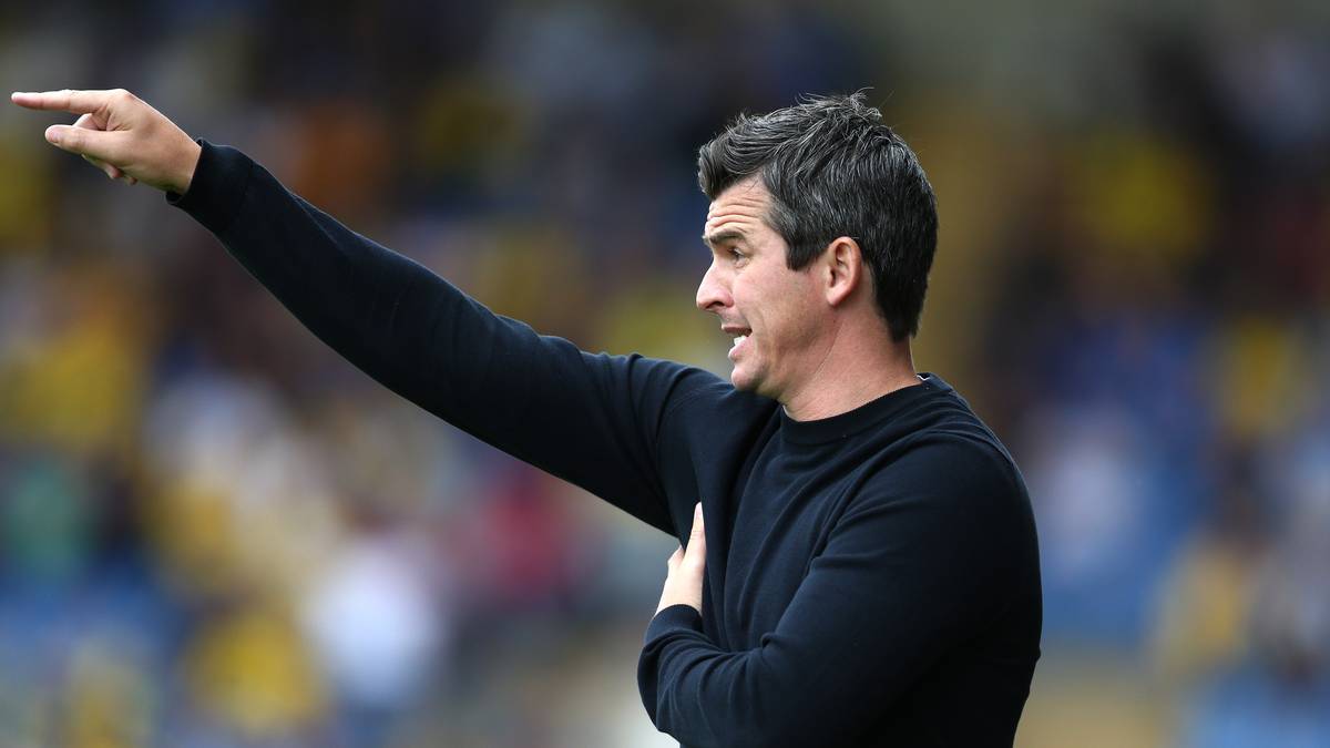 Nachdem Stendel dann in Richtung Barnsley-Kabine verschwand, soll ihm der emotional erregte Barton unmittelbar gefolgt sein. Dort kam es laut Cauley Woodrow, Stürmer in Diensten des FC Barnsley, zum Eklat