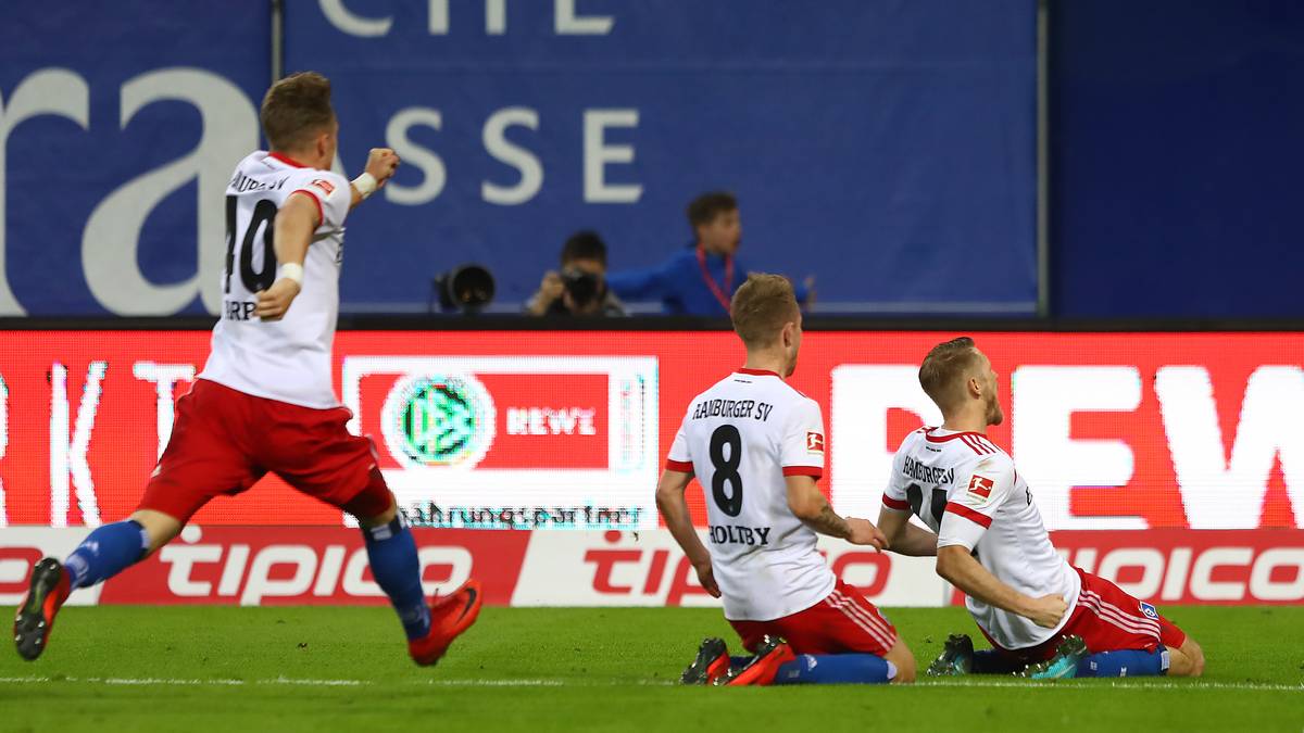 Die Moral des HSV ist neu. In der 84. Minute packt Aaron Hunt den Hammer aus und trifft mit einem Wahnsinns-Kracher zum 3:2-Siegtreffer. Der Volkspark feiert den ersten HSV-Sieg nach 132 Tagen