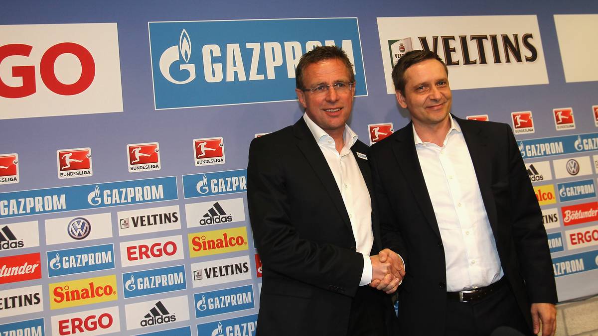 Als Nachfolger von Magath als Trainer verpflichtet Heldt im März 2011 Ralf Rangnick (l.) als neuen S04-Coach. Es ist die erste große Personalentscheidung von Heldt, für die er viel Lob bekommt  