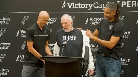 Der scheidende San-Antonio-Coach Gregg Popovich hat auf seiner letzten Pressekonferenz die Lacher auf seiner Seite, seine ehemaligen Schützlinge Tim Duncan und Manu Ginobili sind beim Streich mit involviert.  
