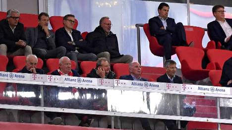 Nachdem die Bayern-Bosse beim Spiel gegen Schalke sehr eng auf der Tribüne zusammensaßen, hagelt es nun Kritik. 