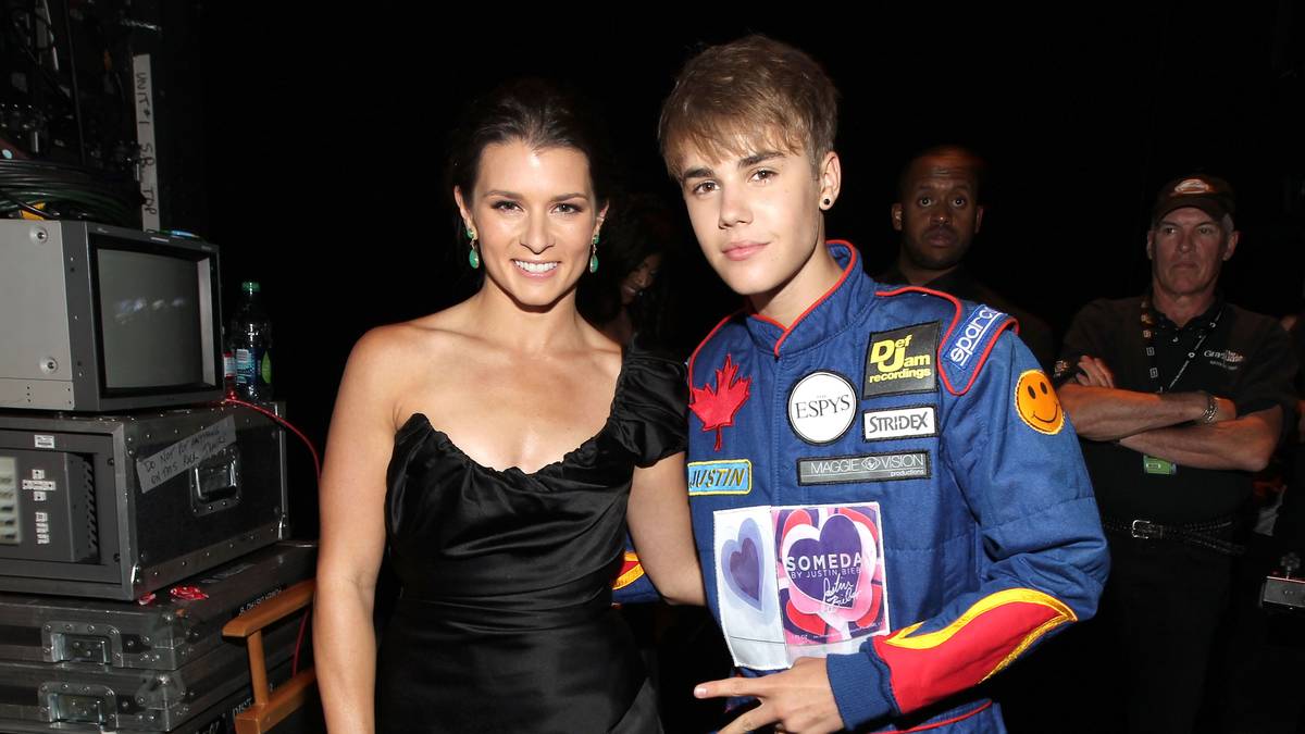 Und Justin Bieber sticht sie locker aus. Da hilft dem Teeniestar auch kein Rennanzug