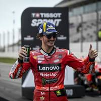 Weltmeister Francesco Bagnaia hat nach seinem Sieg bei der Sprint-Premiere am Samstag auch das Hauptrennen beim Saisonauftakt der MotoGP gewonnen.