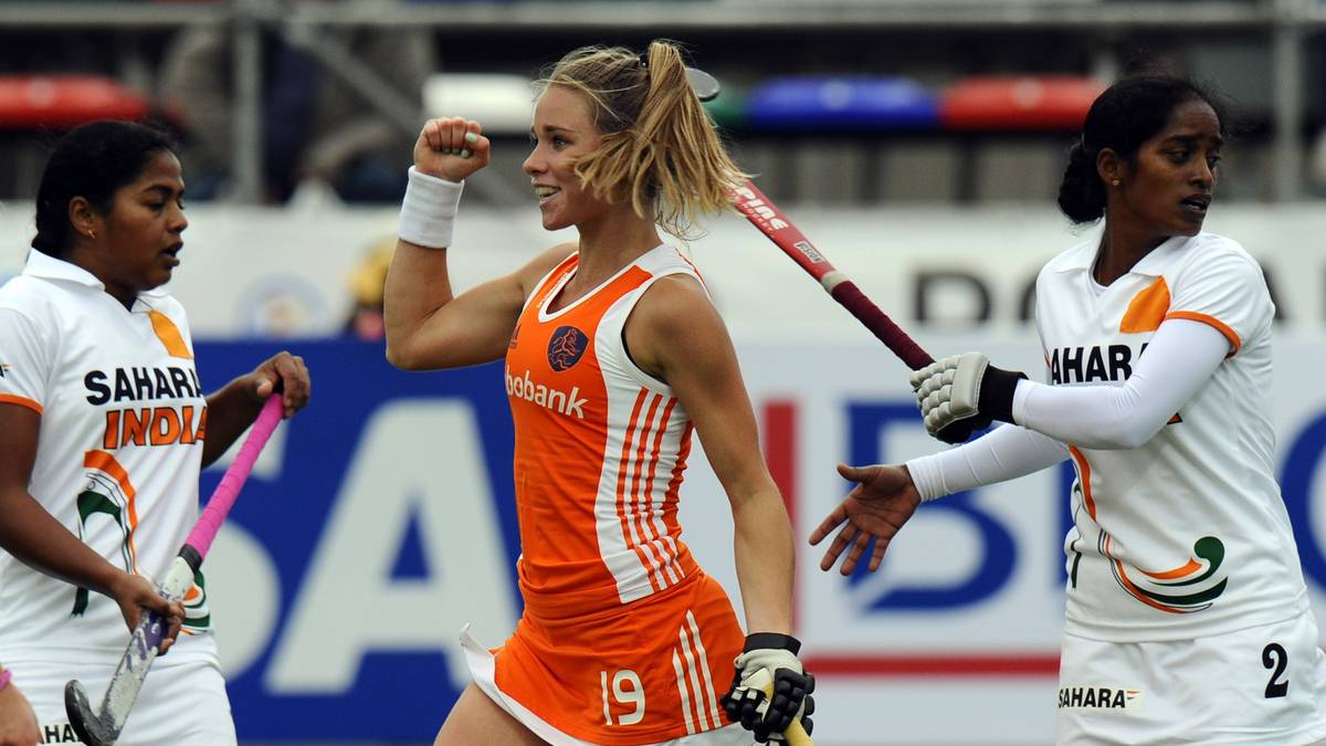 Vorsicht! Die indische Spielerin kommt Ellen Hoog mit ihrem Schläger bedrohlich nahe. Das wäre schade um das schöne Gesicht gewesen