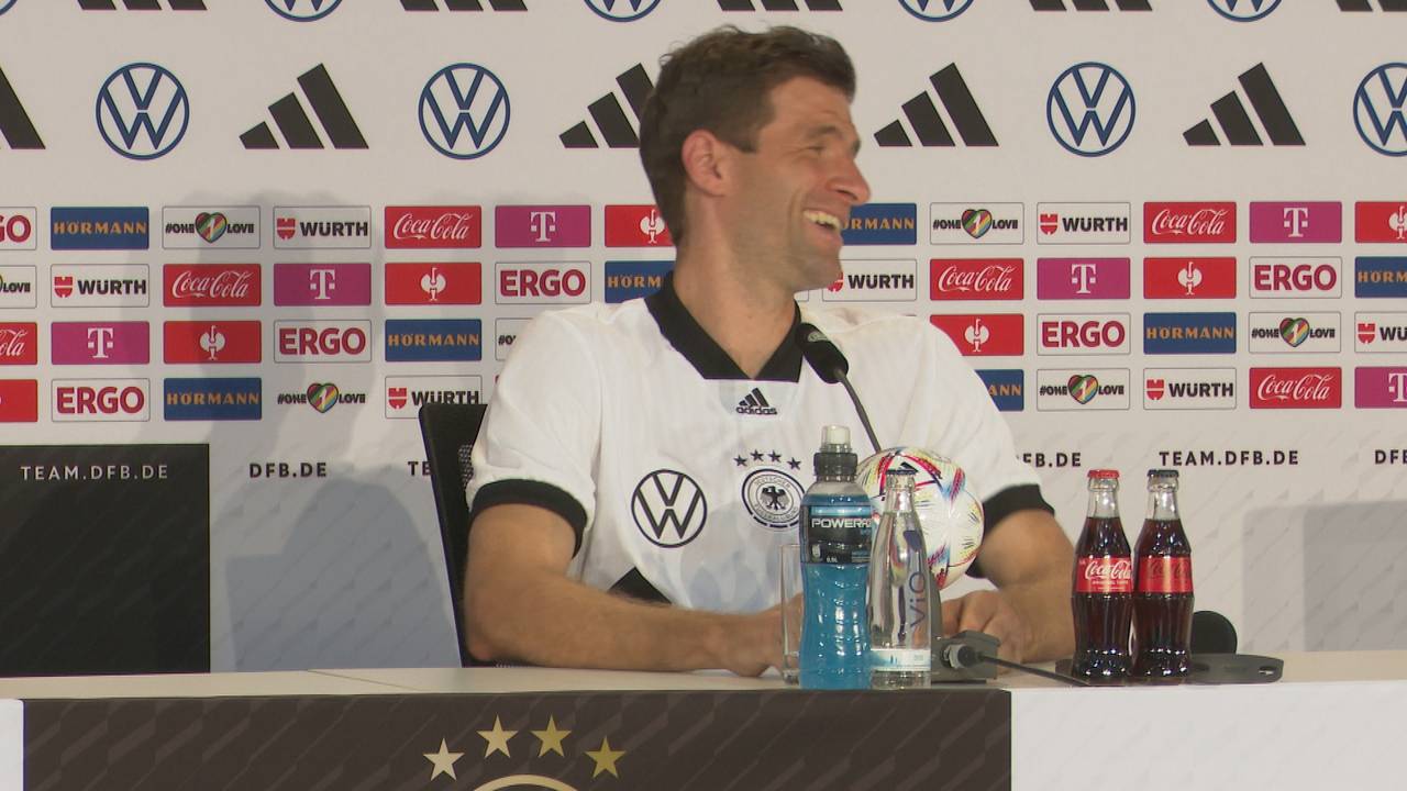 DFB-Team: Thomas Müller lacht nach dieser Frage zu Mario Götze
