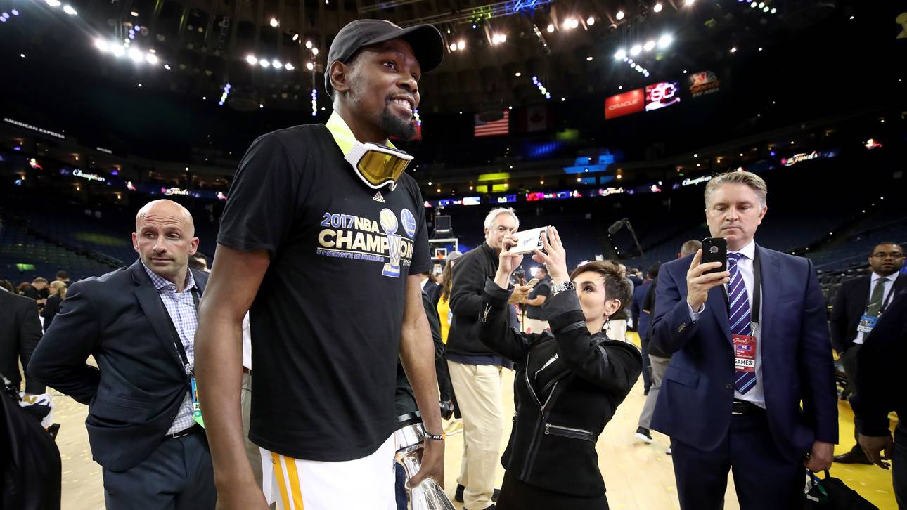 Durant feiert mit Fans auf Parkplatz