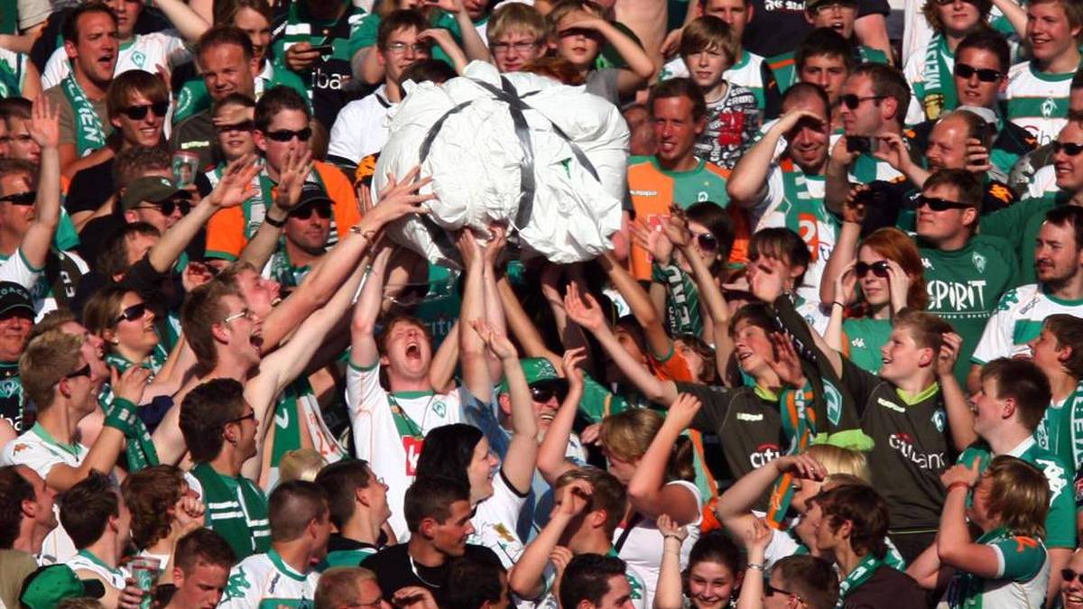 Bremer Fans erinnern mit einer überdimensionalen Papierkugel an das gewonnene UEFA Cup Halbfinale gegen den HSV