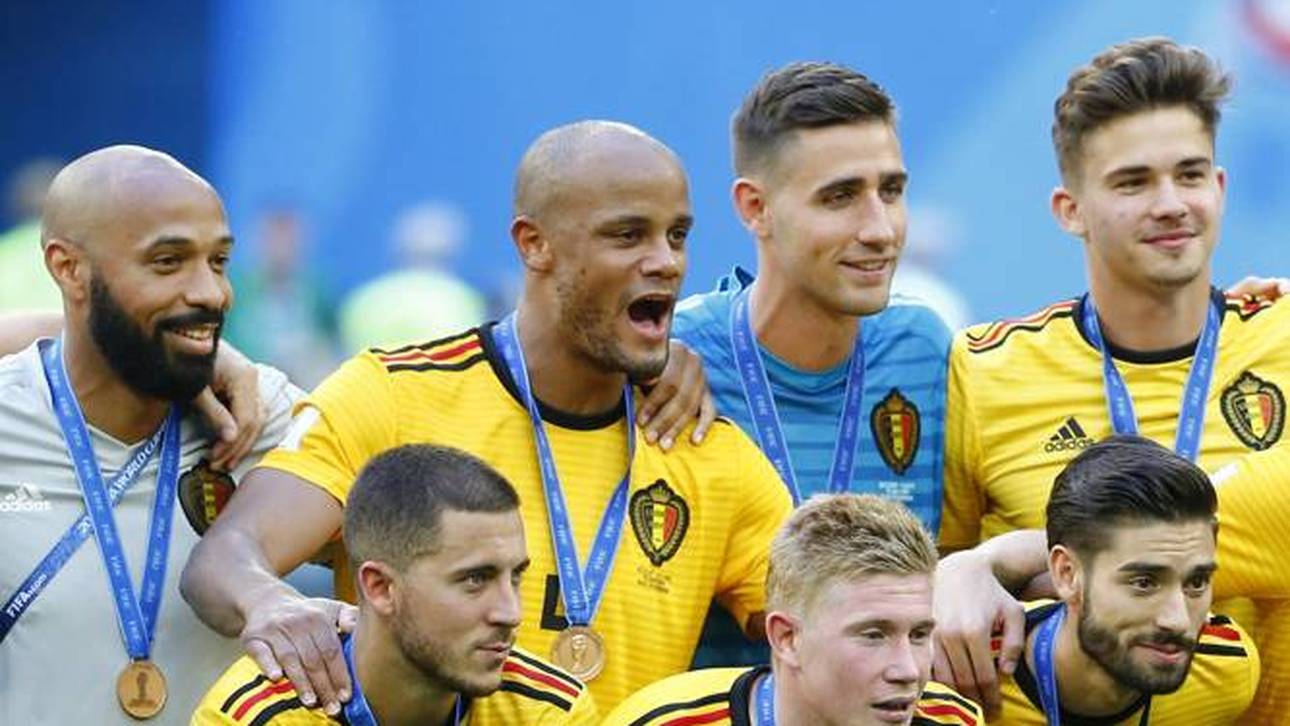 Thierry Henry (l.) neben Vincent Kompany und dem Rest der belgischen Nationalmannschaft nach dem Sieg im Spiel um Platz 3
