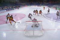 Die deutsche Eishockey-Nationalmannschaft gewinnt auch ihr zweites Gruppenspiel gegen Lettland. Am Sonntag kämpfen beide Teams im Finale um den Turniersieg.